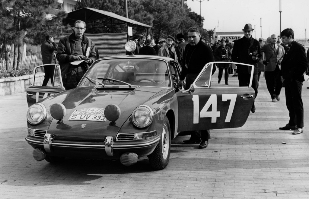 Porsche gratuliert Peter Falk zum runden Geburtstag