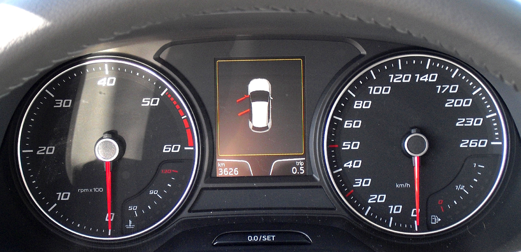 Seat León: Blick durch den Lenkradkranz auf die Rundinstrumentierung. 