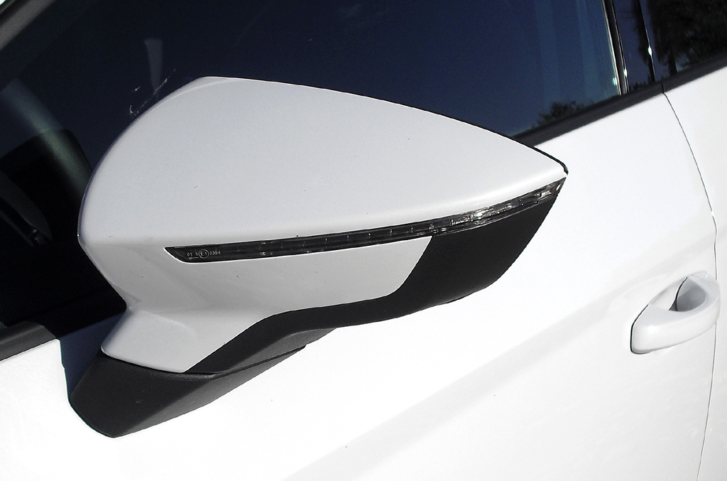 Seat León: In die Außenspiegel sind schmale Blinkleisten integriert. 