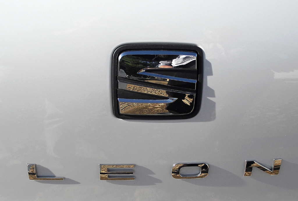 Seat León: Markenlogo und Modellschriftzug auf der Heckklappe. 