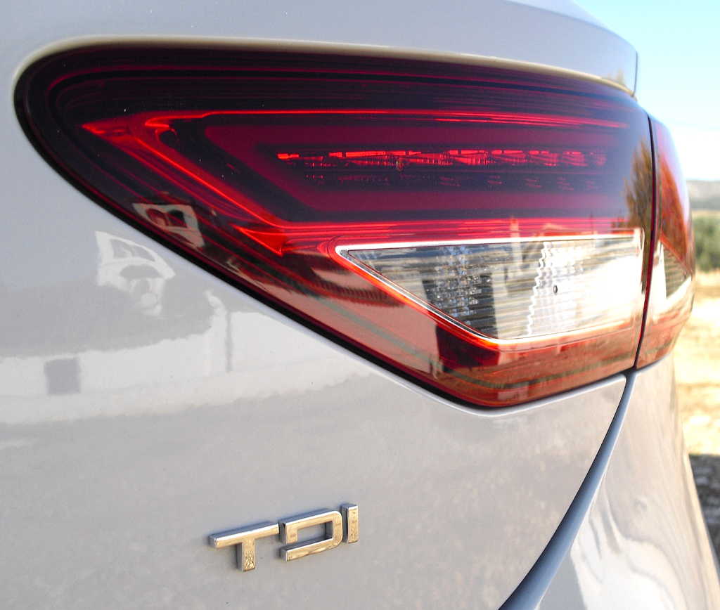 Seat León: Moderne Leuchteinheit hinten mit (Turbodiesel-)Motorisierungsschriftzug. 