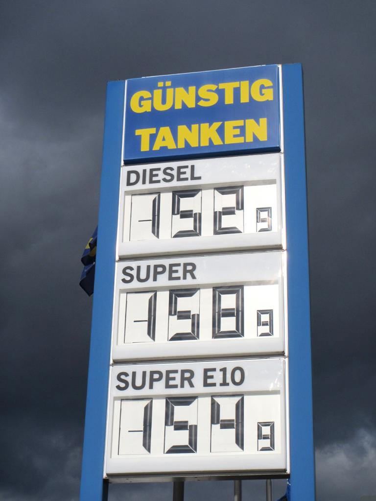 Tafeln wie diese zeigen an, welche Preise für Sprit zu bezahlen ist. 