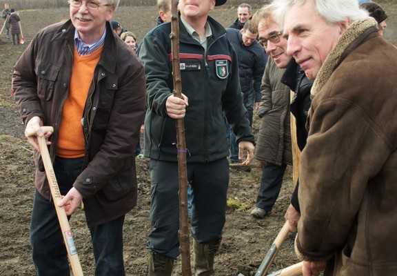 Toyota unterstützt Pflanzaktion im Kölner Waldlabor