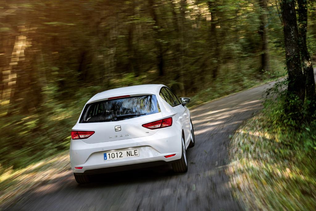 Unter der Haube der klar und fließend gezeichneten Karosserie arbeiten bekannte Motoren aus dem VW-Konzernregal