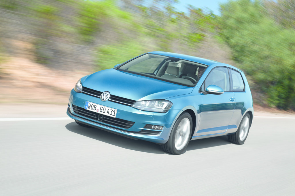 Volkswagen reist mit dem Golf durch die Städte