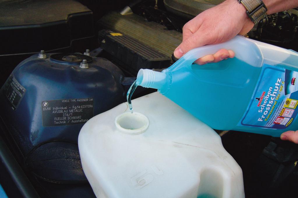 Wintervorbereitung: Scheibenwaschanlage leer spritzen und neu befüllen