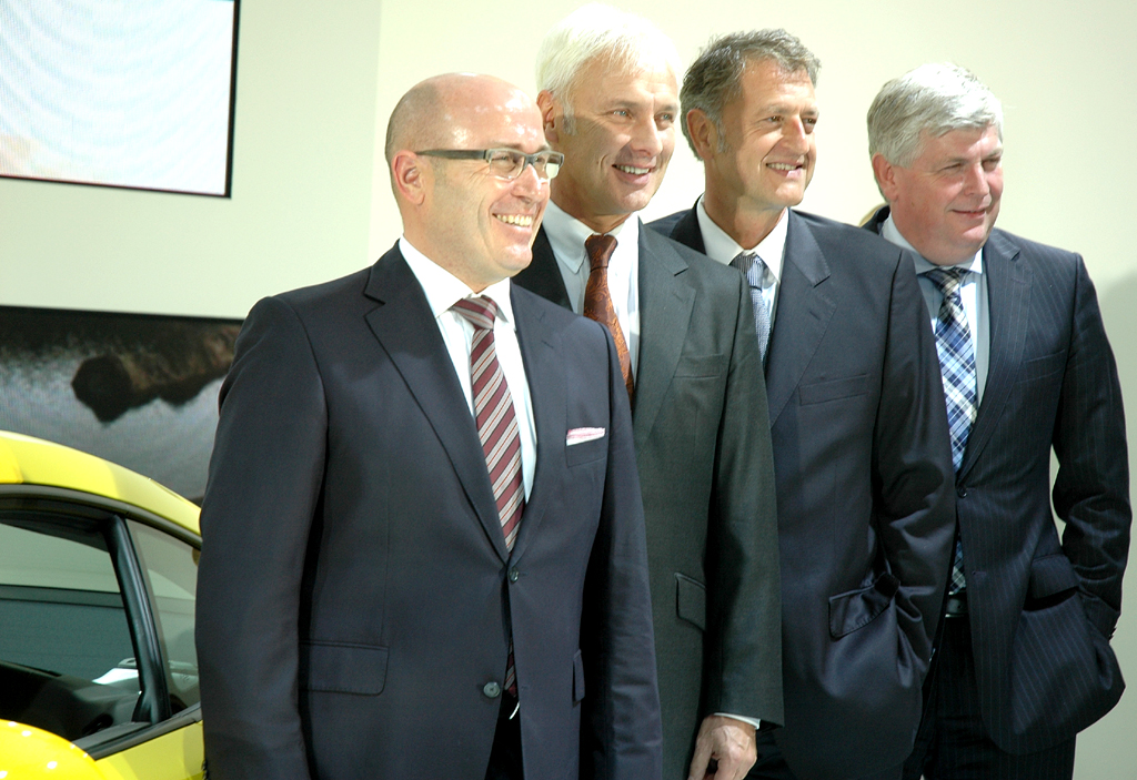 ... mal mit Verantwortlichen, darunter Porsche-Chef Matthias Müller (Zweiter von links). 