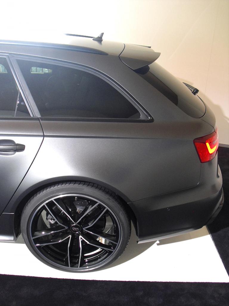 Audi RS6 Avant: 20-Zoll-Räder sind genauso Serie wie der Dachkantenspoiler hinten. 