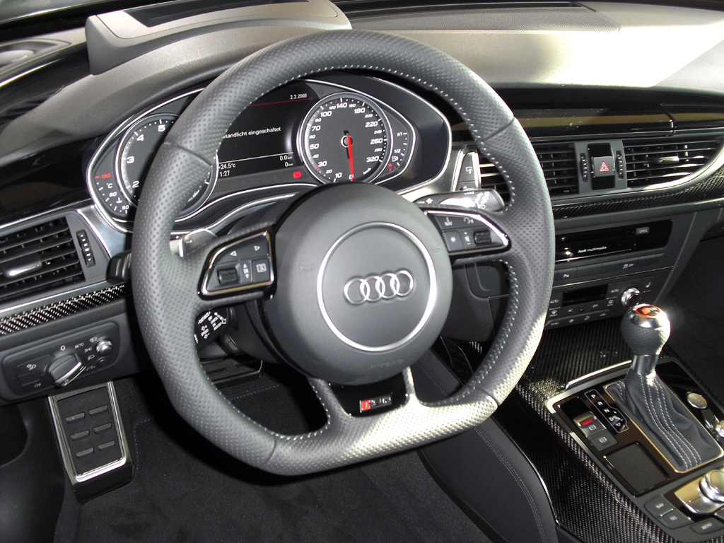 Audi RS6 Avant: Blick ins gewohnt sportlich-funktionell gestaltete Cockpit. 