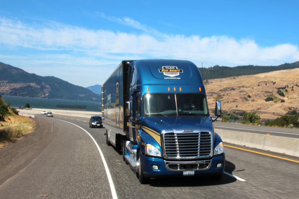Auf der Interstate I-84 thront der Trucker, unter ihm ein fast 15 Liter großer Diesel mit 550 PS