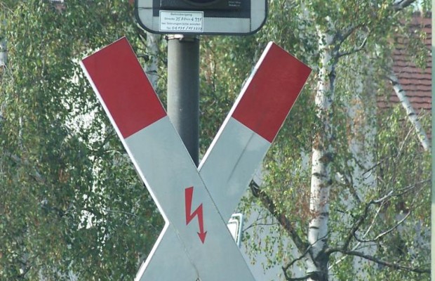 Blitzer überwachen Bahnübergang
