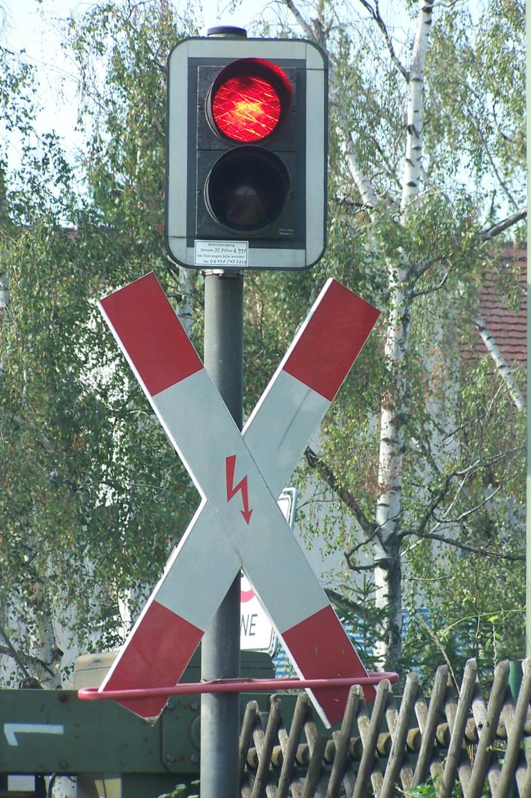 Blitzer überwachen Bahnübergang