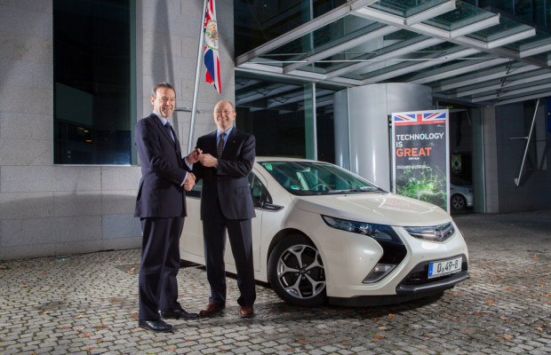 Britische Botschaft fährt Opel Ampera