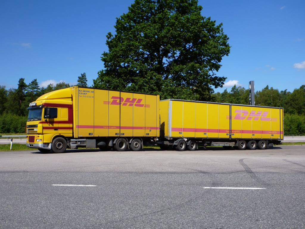 DHL A-Tain mit einem DAF-XF mit angehängtem Zweiachsdolly