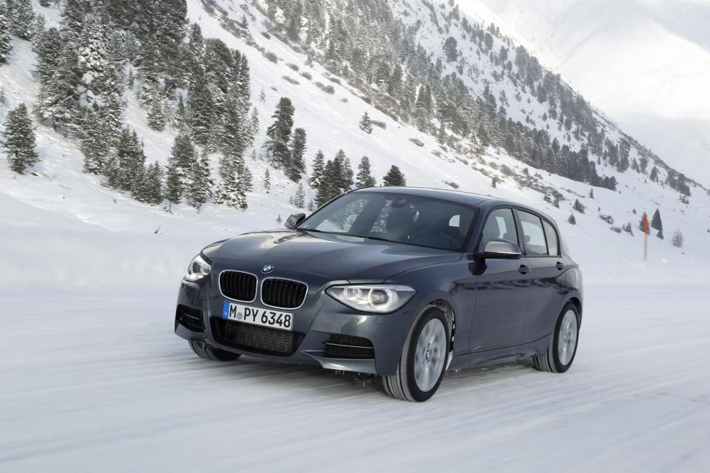 Der BMW M135i xDrive pflügt auf allen Vieren durch den Schnee