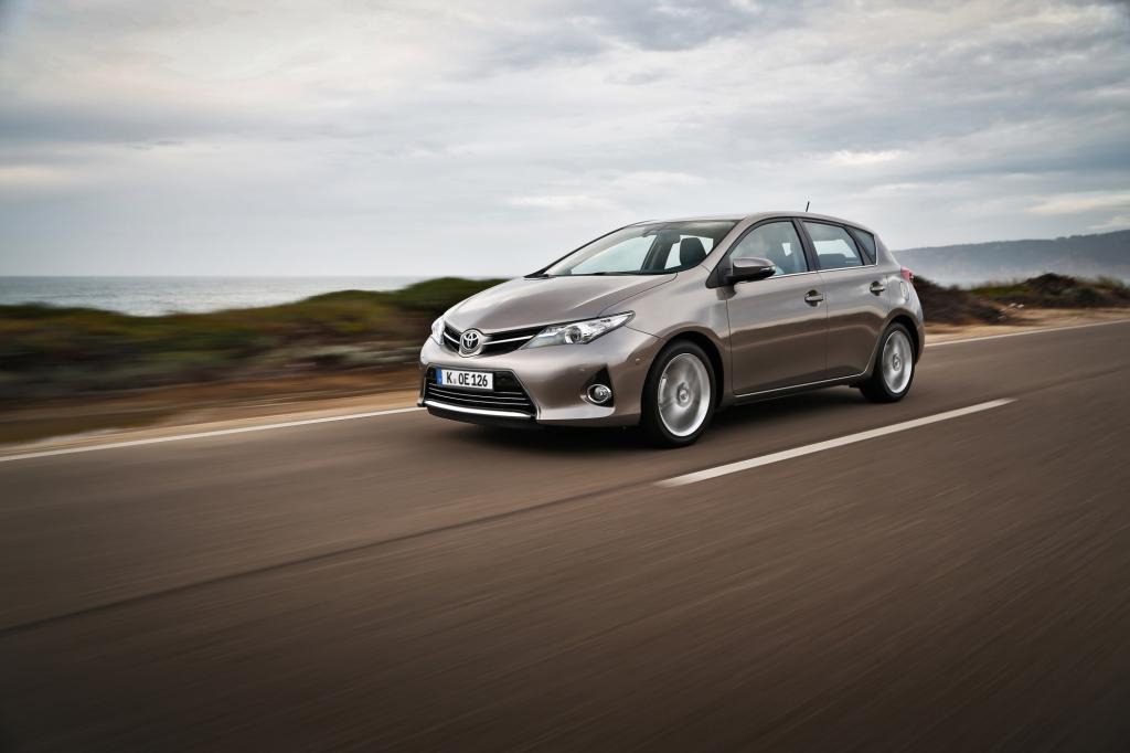 Der Toyota Auris setzt erneut zum Kampf mit dem Golf an