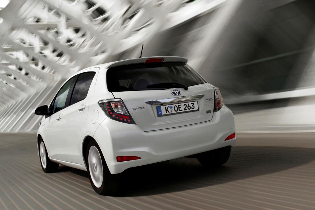 Der Toyota Yaris Hybrid soll sich mit durchschnittlich 3,5 Litern begnügen