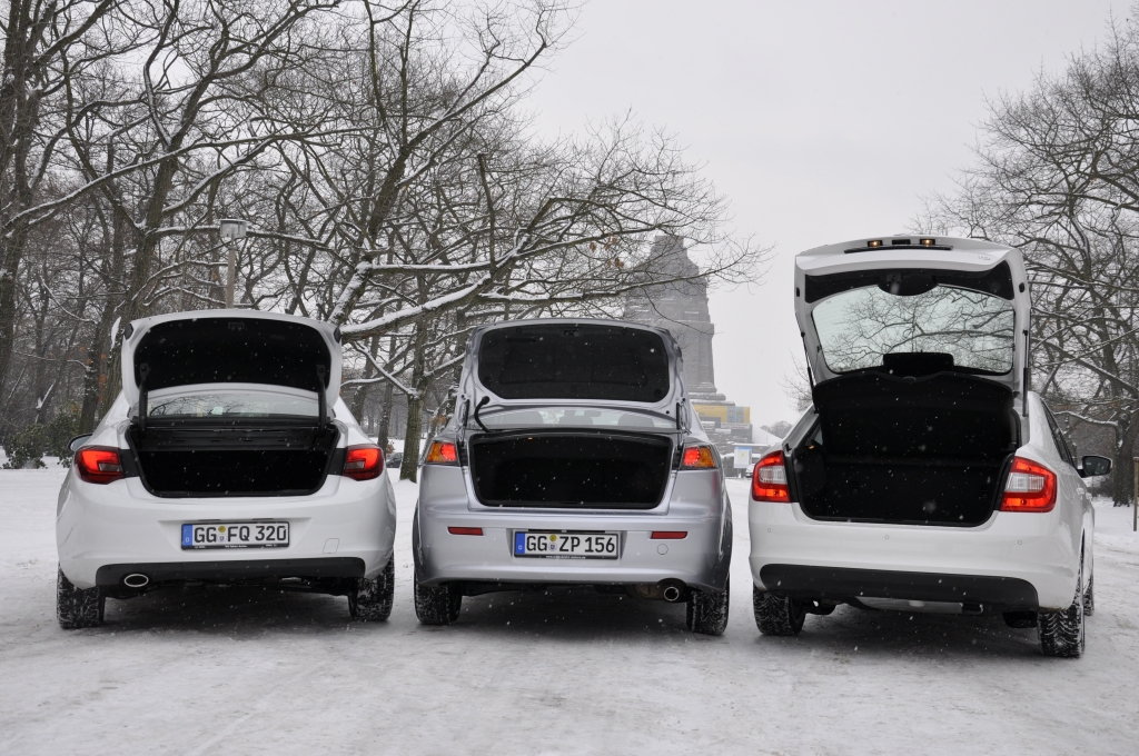 Die größte Klappe hat der Škoda. Hier passen 550–1.490 Liter rein. Opel schluckt 460–1.010 Liter, Mitsubishi 377 Liter