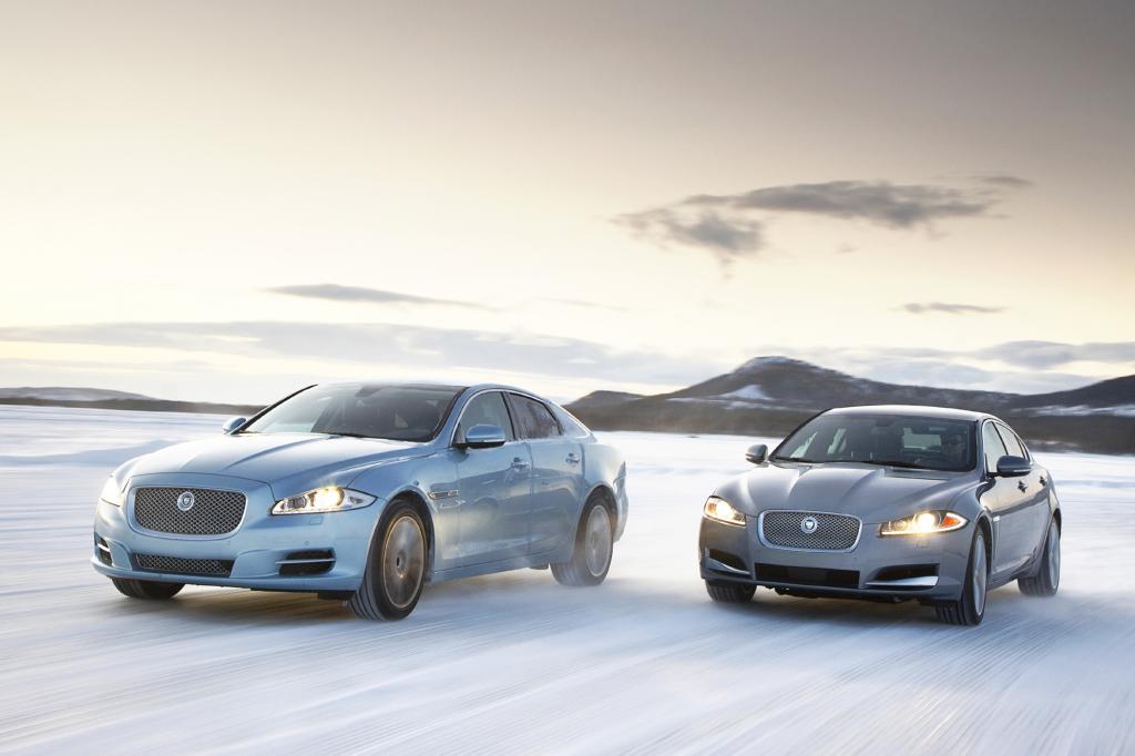 Eine Lamellenkupplung zweigt im Ernstfall so viel Kraft für die Vorderachse ab, dass der Jaguar sicher durch Eis schneidet