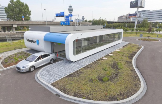 Elektromobilität - Better Place fährt im Taxi vor