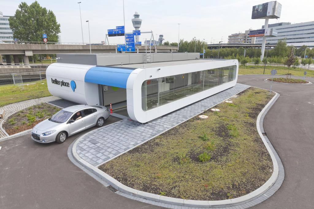 Elektromobilität - Better Place fährt im Taxi vor