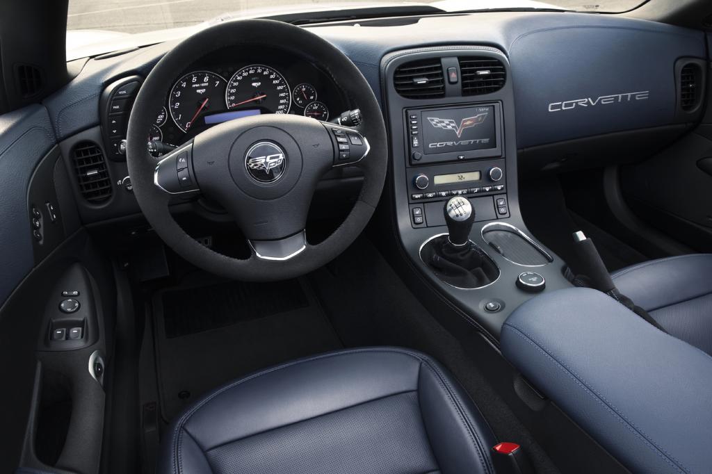 Eng und sportlich geht es in der Corvette zu