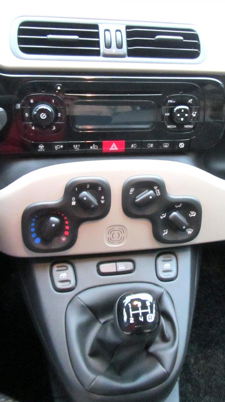 Fiat Panda 4x4: Blick auf den mittleren Armaturenträger. 