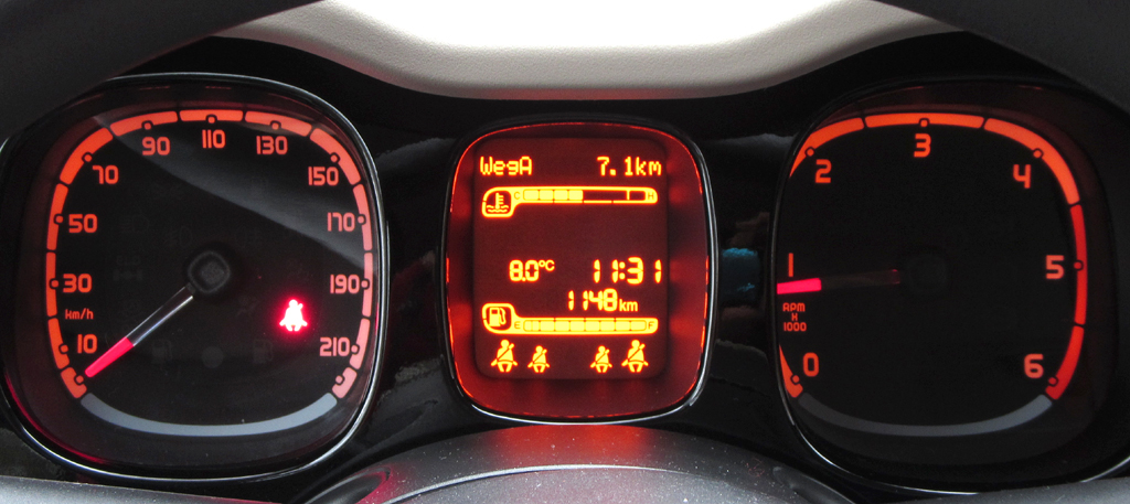 Fiat Panda 4x4: Blick durch den Lenkradkranz auf die Rundinstrumentierung. 