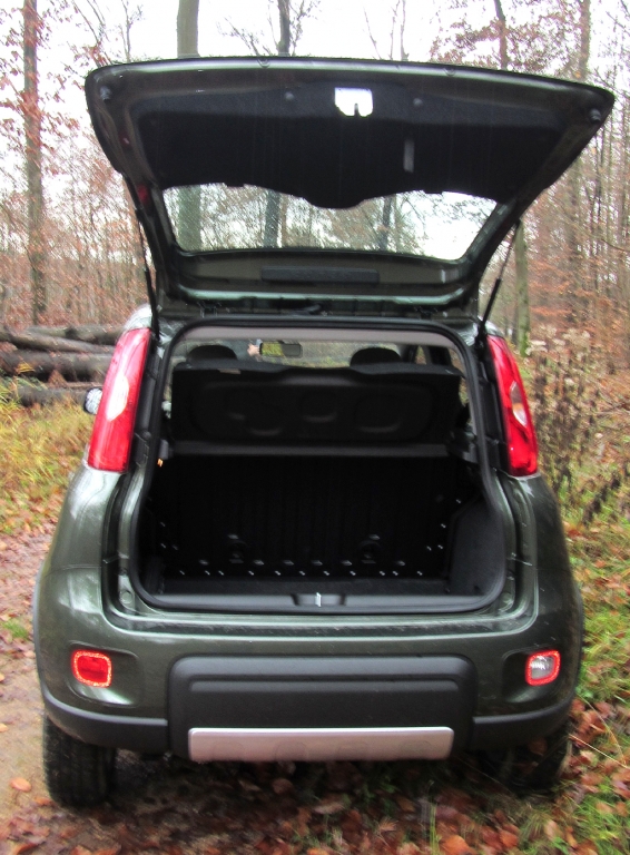 Fiat Panda 4x4: Das Gepäckabteil fasst 225 bis 870 Liter bei umgeklappten Rücksitzlehnen.