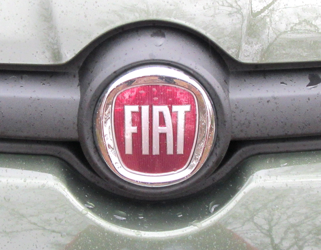 Fiat Panda 4x4: Das Markenlogo ragt vorn leicht in die Motorhaube hinein. 