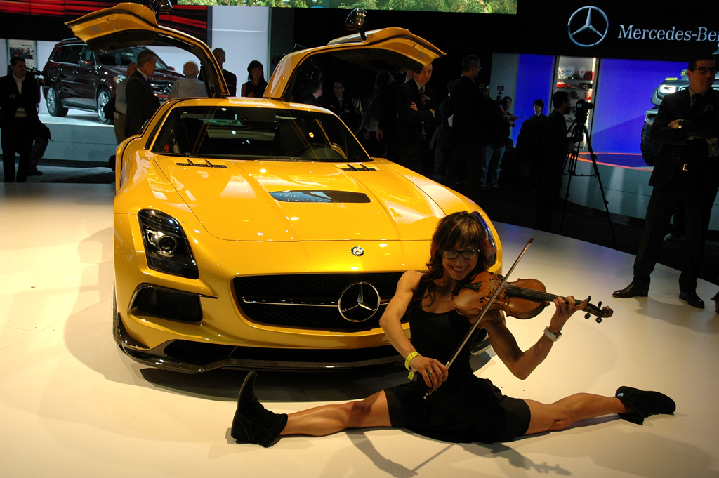 Fotoshooting vor dem neuen SLS AMG Coupé Black Series.