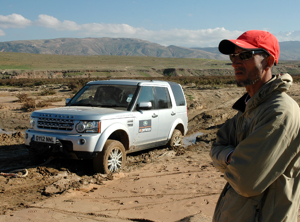 Im Schlamm festgefahrener Land Rover, Tour-Begleiter Ahmed Bassir. 