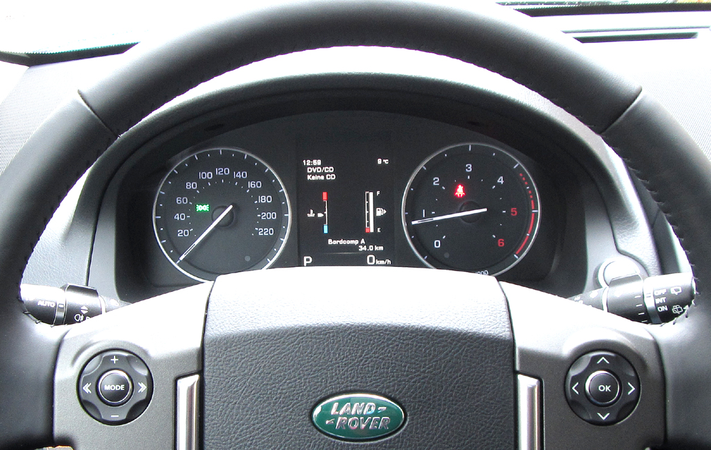 Land Rover Freelander: Blick durch den Lenkradkranz auf die Rundinstrumentierung.