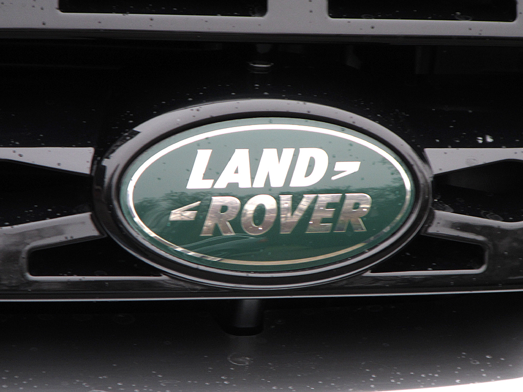 Land Rover Freelander: Das Markenlogo sitzt vorn seitlich im Kühlergrill.