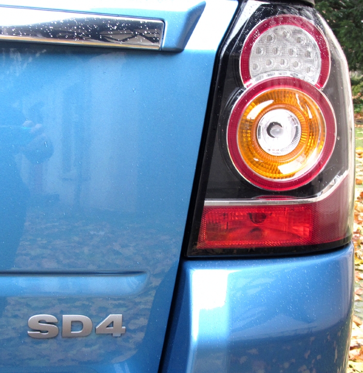 Land Rover Freelander: Rundleuchten-Einheit am Heck mit Ausstattungs- und Motorkennung.