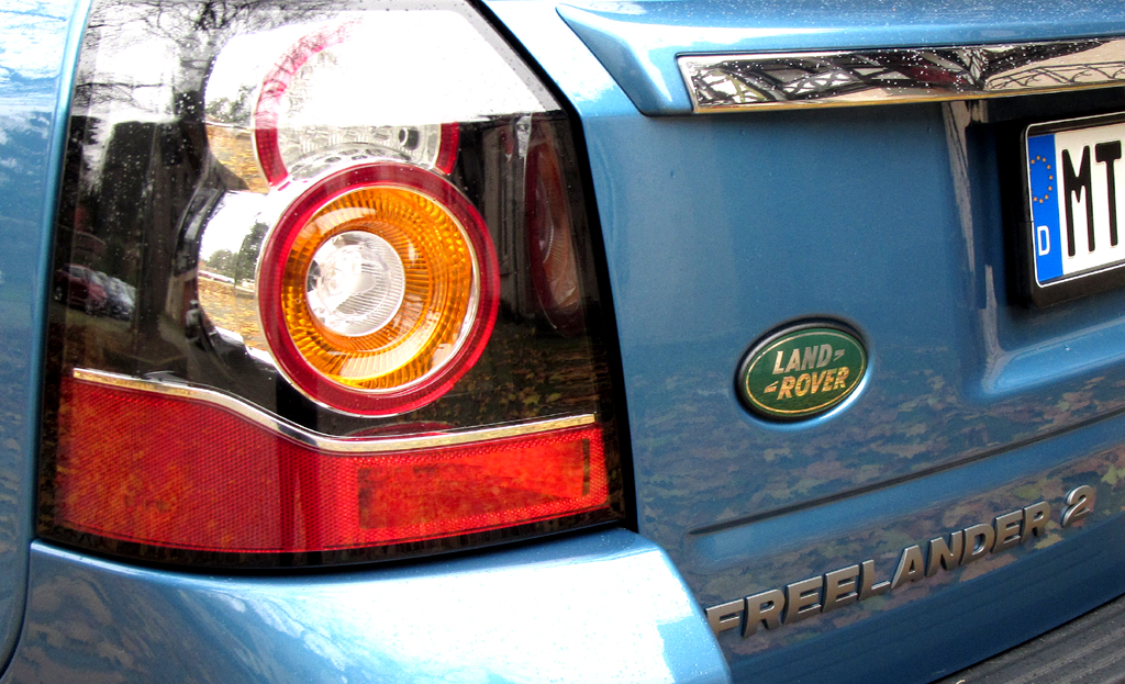 Land Rover Freelander: Rundleuchten-Einheit am Heck mit Markenlogo und Modellschriftzug.