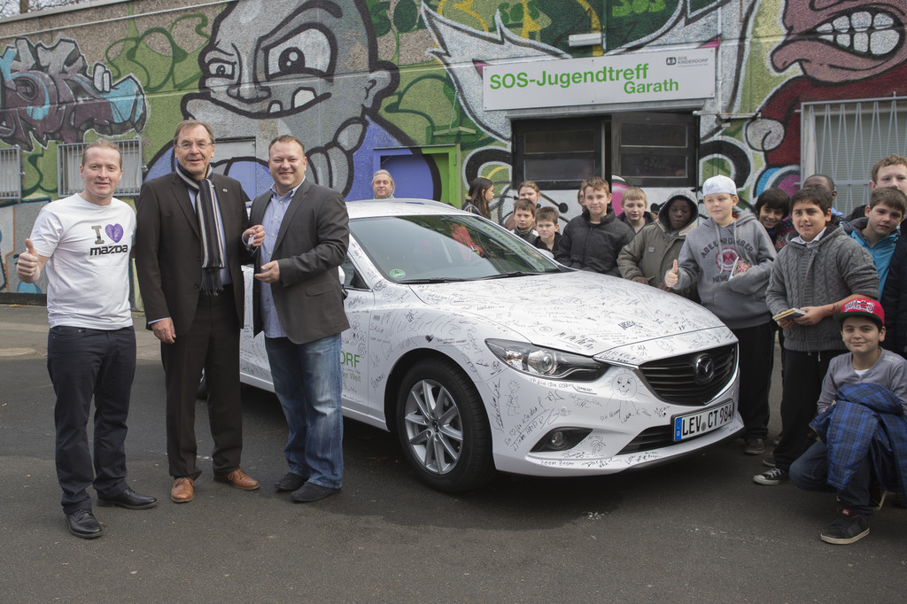 Mazda übergibt neuen 6er Kombi an Kinder- und Jugendhilfe