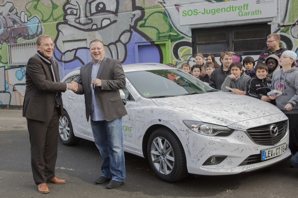 Mazda übergibt neuen 6er Kombi an Kinder- und Jugendhilfe