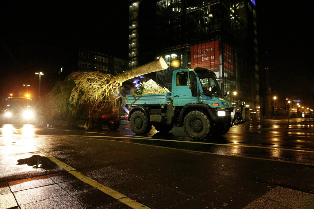 Mercedes-Benz Unimog U 400 im Weihnachtseinsatz