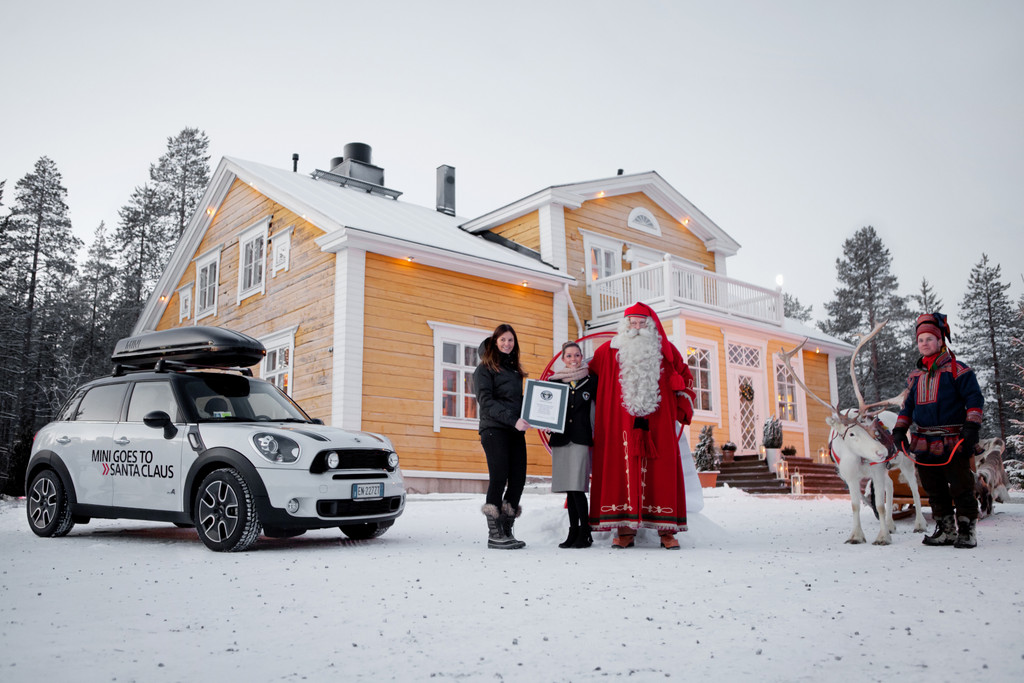 Mini bringt Weihnachtsmann den längsten Wunschzettel der Welt