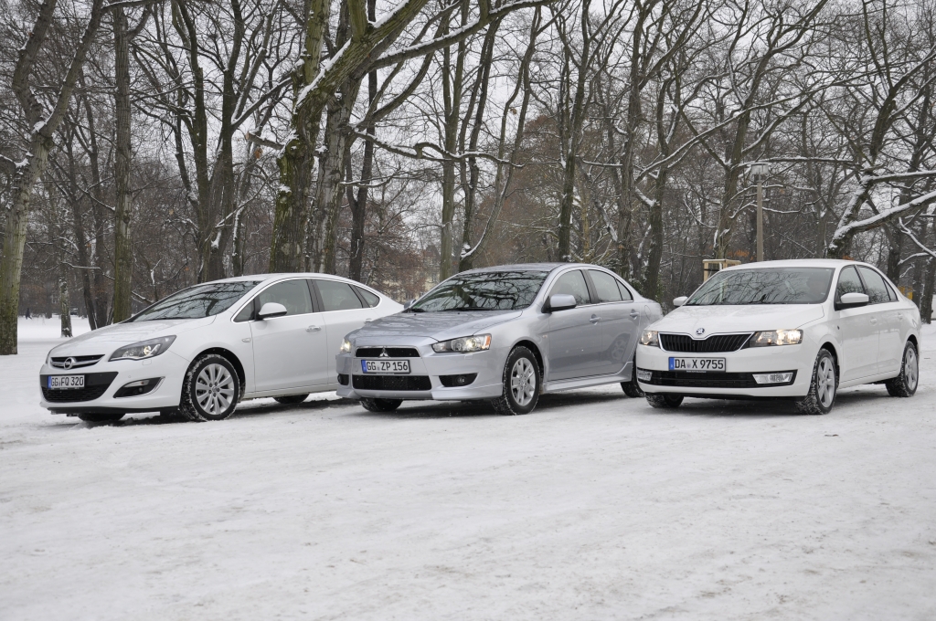 Nach vielen Fließheck-Jahren wird das klassische Stufenheck wieder beliebter. auto.de hat mit Opel Astra, Mitsubishi Lancer und Škoda Rapid drei kompakte Limousinen auf ihr Preis-Leistungs-Verhältnis abgeklopft