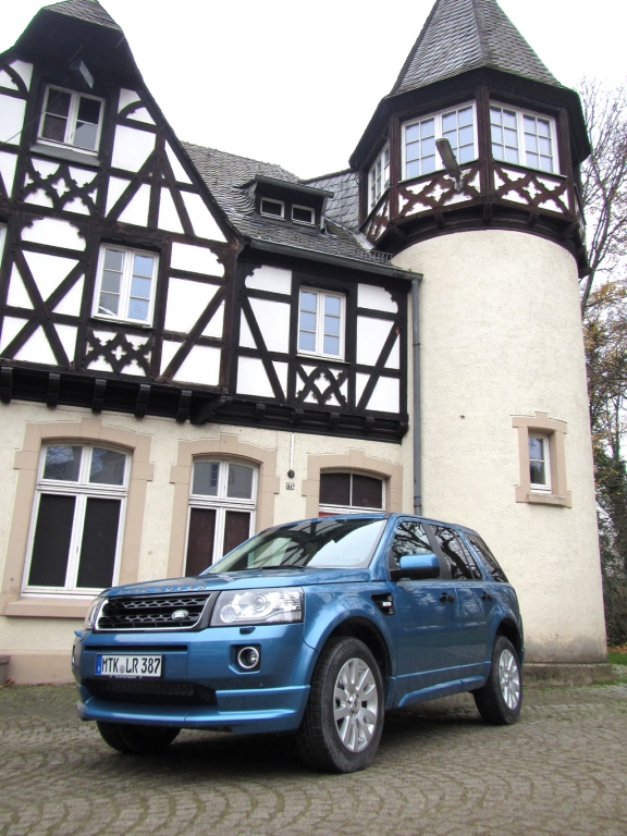 Nun sogar mit LED-Leuchtsignatur vorn und hinten: Land Rover Freelander. Fotos: Grebe