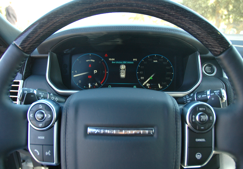 Range Rover: Blick durch den Lenkradkranz auf die Rundinstrumentierung. 