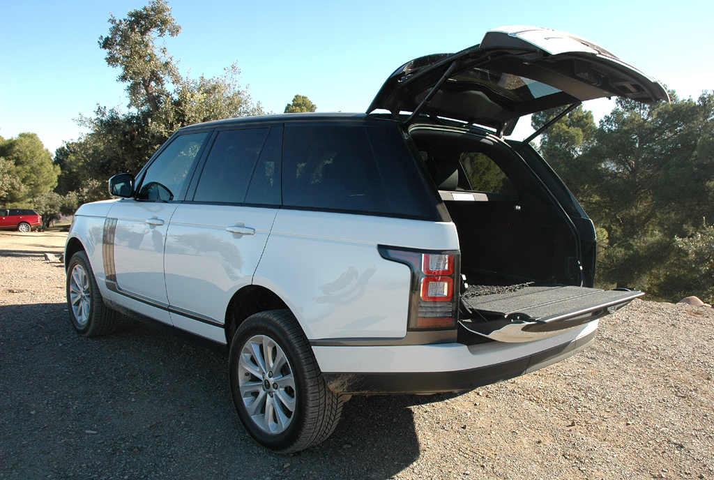 Range Rover: Das Gepäckabteil hinter der zweigeteilten Klappe fasst 909 bis 2030 Liter. 