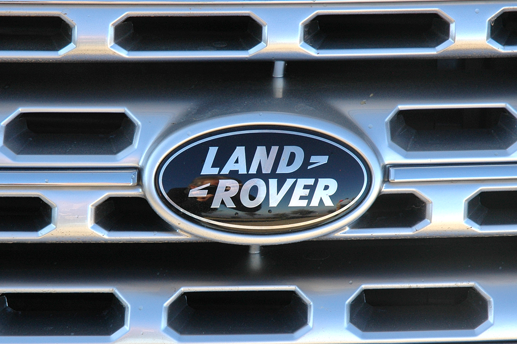 Range Rover: Das Markenlogo sitzt vorn in der rechten Kühlergrill-Hälfte. 