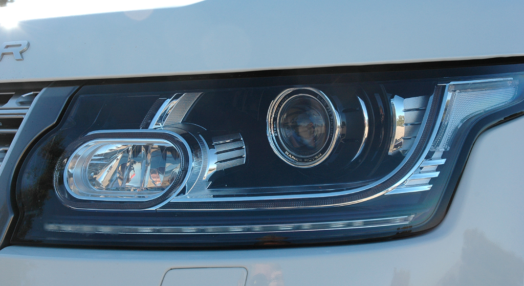 Range Rover: Moderne Leuchteinheit vorn. 