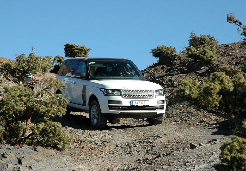 Range Rover: Selbst im Gelände macht der Nobelhobel eine gute Figur.