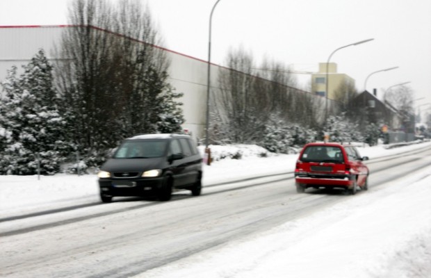 Ratgeber: Bei Schnee und Eis ausreichend Abstand halten