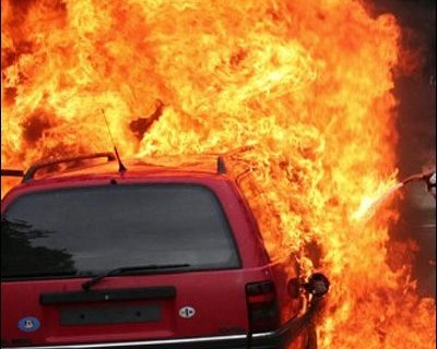 Schäden durch Silvesterfeuerwerk: Wie ihr Auto gut ins »Neue Jahr« kommt