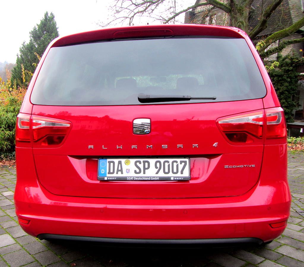 Seat Alhambra: Blick auf die Heckpartie mit der großen Kofferraum-Klappe. 